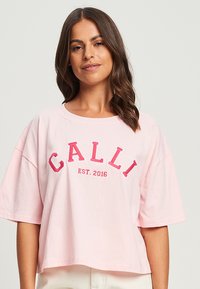 CALLI COLLEGE  - Apdrukāts T-krekls - pale pink white logo