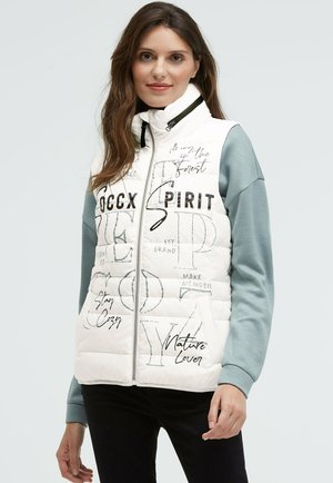 Weiße, gepolsterte Weste mit gesteppten Details, schwarzen Textdrucken und Stehkragen. Die Seiten zeigen ein graues Langarmgarment.