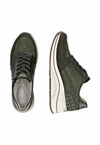 Zapatillas deportivas de color verde oscuro con suelas blancas, cremallera lateral y detalle de talón estampado, mostradas en vista superior y lateral.