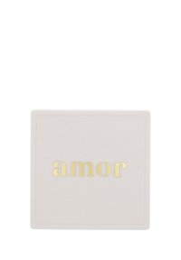 Kvadratisk keramikfat i mjuk rosa med en glansig yta. Har ordet "amor" i fet guldtypografi centrerad på ytan.