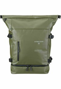 Grüner Rolltop-Rucksack mit strukturiertem Oberflächenmaterial, verstellbaren Trägern, einem mit Reißverschluss versehenen Frontfach und Logo-Details in weißen und schwarzen Akzenten.