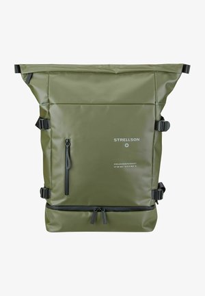 Groene roll-top rugzak met een textuur oppervlak, verstelbare schouderbanden, een ritsvak aan de voorkant en logo-details in witte en zwarte accenten.