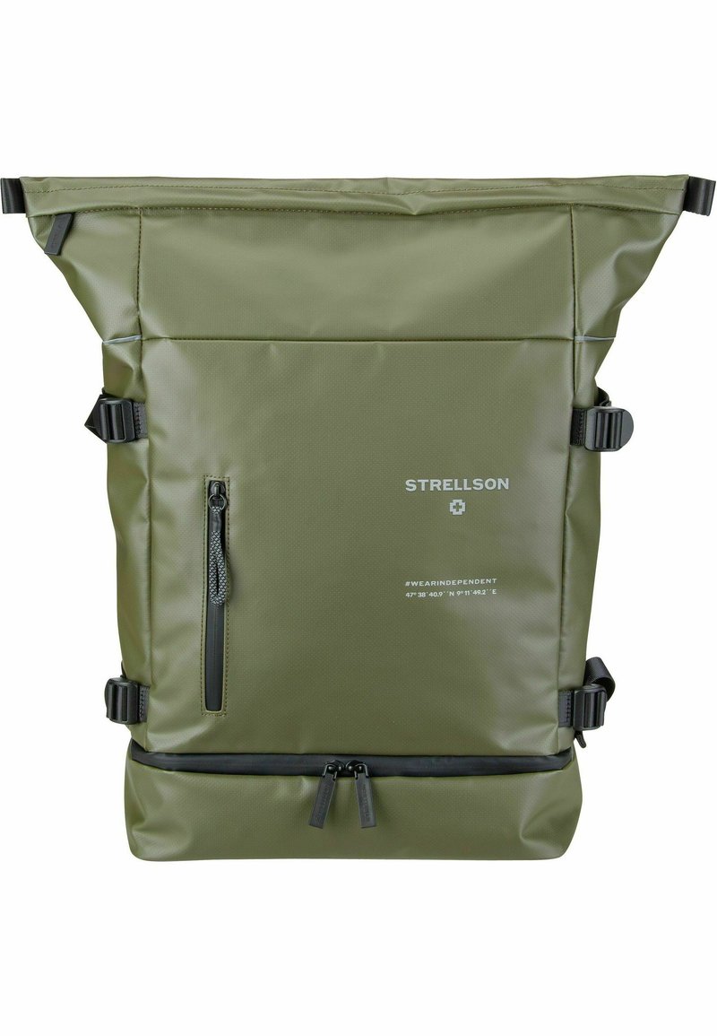 Grüner Rolltop-Rucksack mit strukturiertem Oberflächenmaterial, verstellbaren Trägern, einem mit Reißverschluss versehenen Frontfach und Logo-Details in weißen und schwarzen Akzenten.