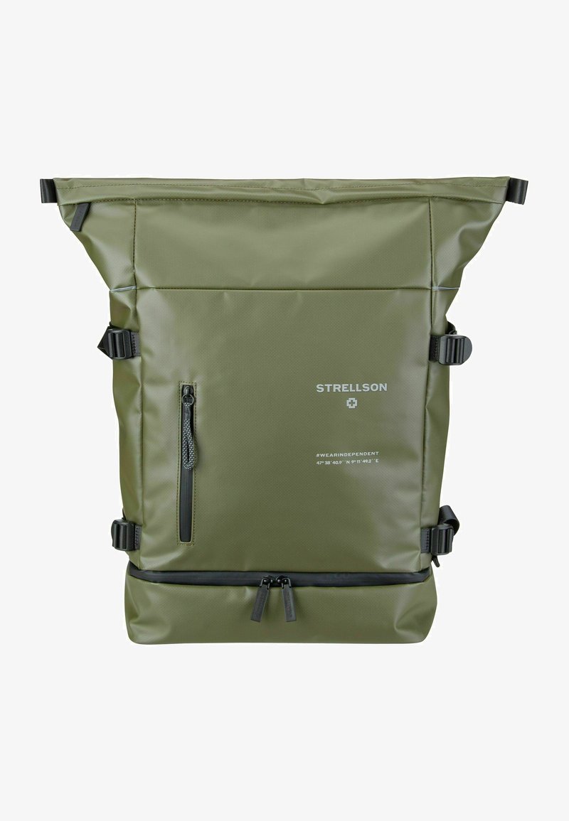 Zelený ruksak s rolovateľným vrchom a textúrovaným povrchom, nastaviteľnými popruhmi, prednou vreckom na zips a logom s bielymi a čiernymi akcentmi.