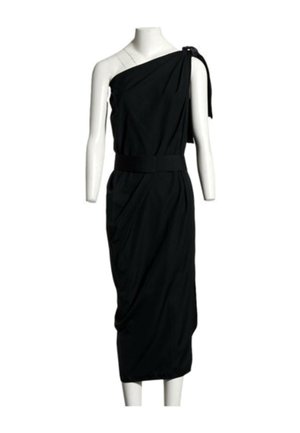 Vestido negro de un solo hombro con tira atada en el hombro derecho y cintura ajustada, expuesto en un maniquí blanco sin cabeza sobre un fondo blanco.
