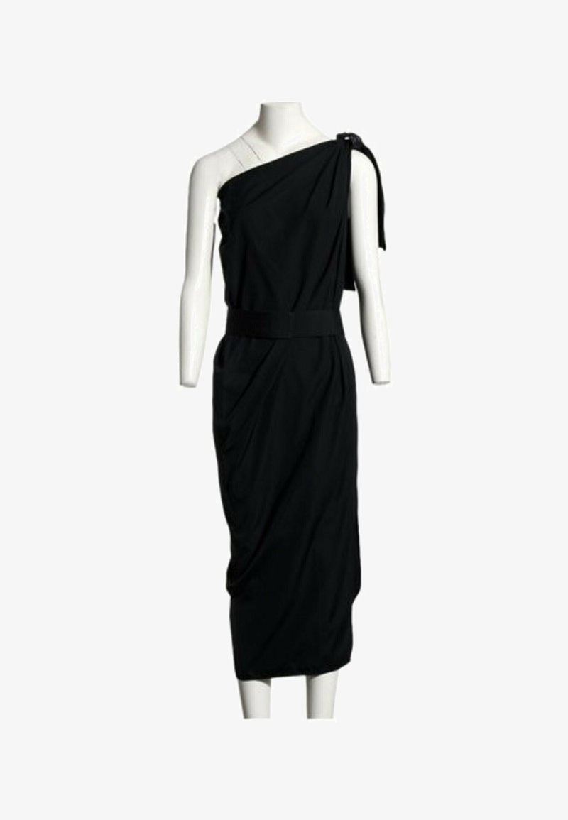 Robe noire une épaule avec bretelle nouée sur l'épaule droite et taille cintrée, présentée sur un mannequin blanc sans tête sur fond blanc.