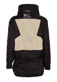 Giacca con cappuccio nera e beige, dotata di un pannello posteriore in pile morbido e vita regolabile. Presenta una finitura opaca e polsini elastici.