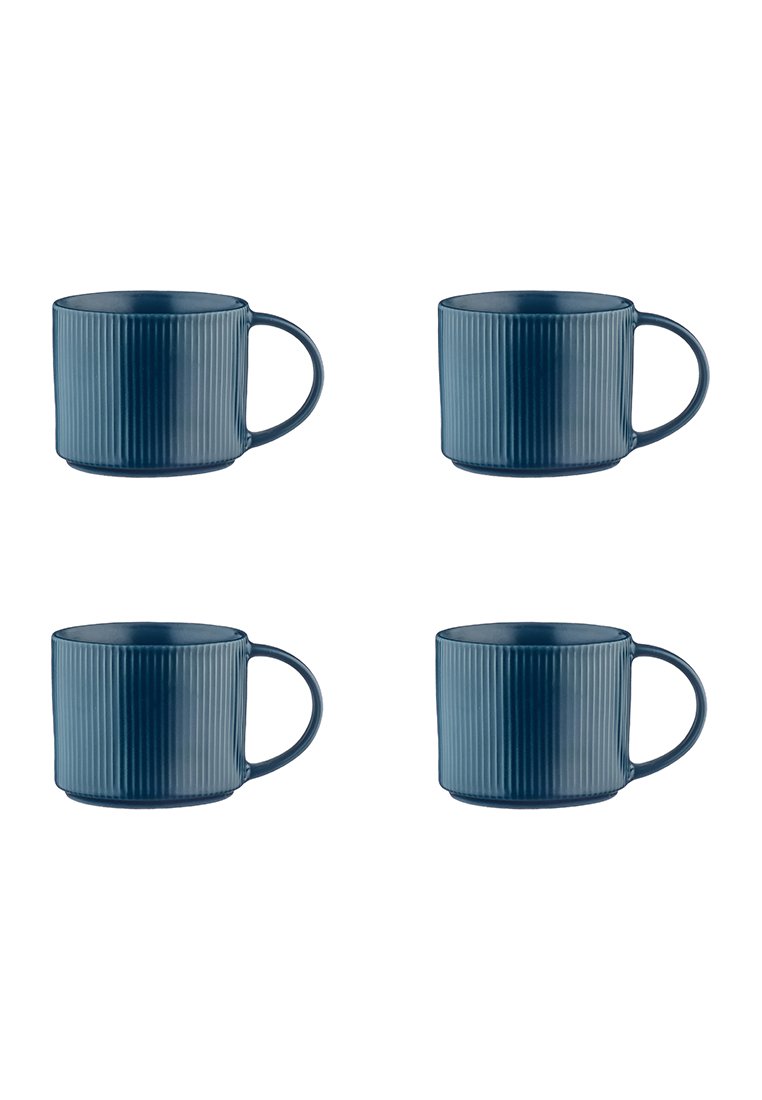 Set von vier dunkelblauen Keramiktassen mit vertikaler gerippter Textur und abgerundetem Griff. Jede Tasse hat eine glatte, glänzende Oberfläche.