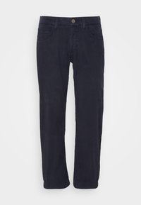 Tummansiniset puuvillachino-housut suoran leikkauksen kanssa, joissa on etutaskut, vyölenkit ja nappikiinnitys. Sileä tekstuuri ja klassinen muotoilu.