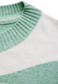 Helle graue Pullover mit einem gerippten mintgrünen Kragen. Verfügt über ein diagonales Streifenmuster in Mint und Weiß. Weiche Textur, gestricktes Material.