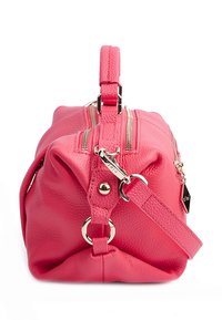 Borsa a mano in pelle rosa con doppi zip, manico corto, tracolla removibile, dettagli in metallo dorato e superficie testurizzata.