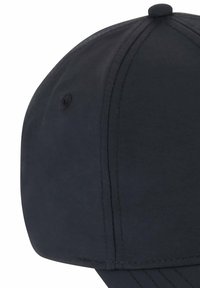 Schwarze Baseballmütze mit rundem Schirm, Stoffstruktur, Oberknopf und genähten Akzenten, schräg dargestellt für bessere Detailansicht.