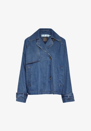 Veste en denim bleu foncé avec un col en notch, des poches avant et une fermeture à boutons. Présente des manches retroussées et des détails de couture contrastants.