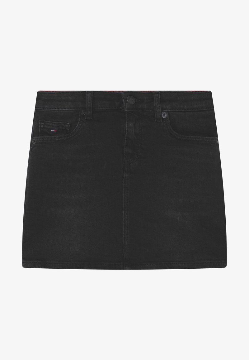 Zwarte denim rok met een getailleerd ontwerp, voorzak, metalen knoopsluiting en subtiele stikdetails. Glad textuur, lengte boven de knie.