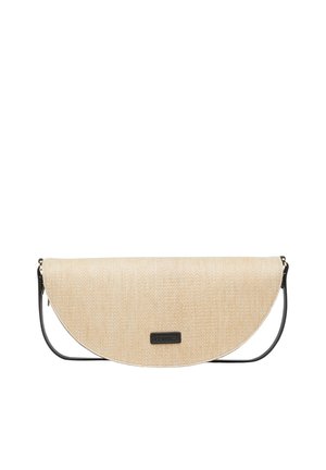 Pochette beige intrecciata a mezzaluna con sottile tracolla nera e piccola etichetta nera rettangolare al centro anteriore.