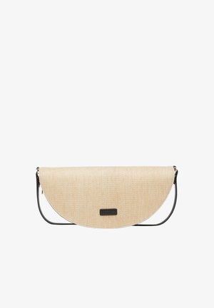 Pochette beige intrecciata a mezzaluna con sottile tracolla nera e piccola etichetta nera rettangolare al centro anteriore.