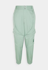 Lichtgroene cargobroek van zacht materiaal, met een aangesloten taille voorzien van twee knopen, en utility-stijl zakken met taps toelopende enkels.