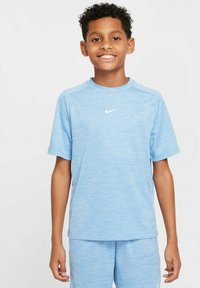 T-shirt athlétique bleu à manches courtes, fabriqué dans un tissu texturé. Présente un petit logo Nike blanc au centre de la poitrine.