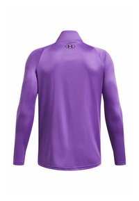 Lila Langarm-Sportshirt mit glatter, glänzender Textur und hohem Kragen. Auf der Rückseite des Halsauschnitts befindet sich ein kleines schwarzes Logo.