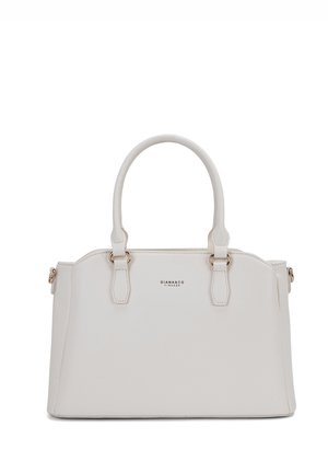 Borsa a mano in pelle bianca texturizzata con doppi manici arrotondati, hardware dorato e un logo inciso in modo discreto sul davanti.