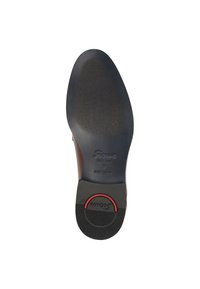 Semelle en caoutchouc noir avec une surface texturée et un accent rouge circulaire près du talon ; marquée avec les détails de la marque et de la taille.