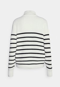 Suéter de punto blanco con rayas horizontales negras. Presenta un cuello alto y detalles de puños acanalados, mostrando una tela texturizada.