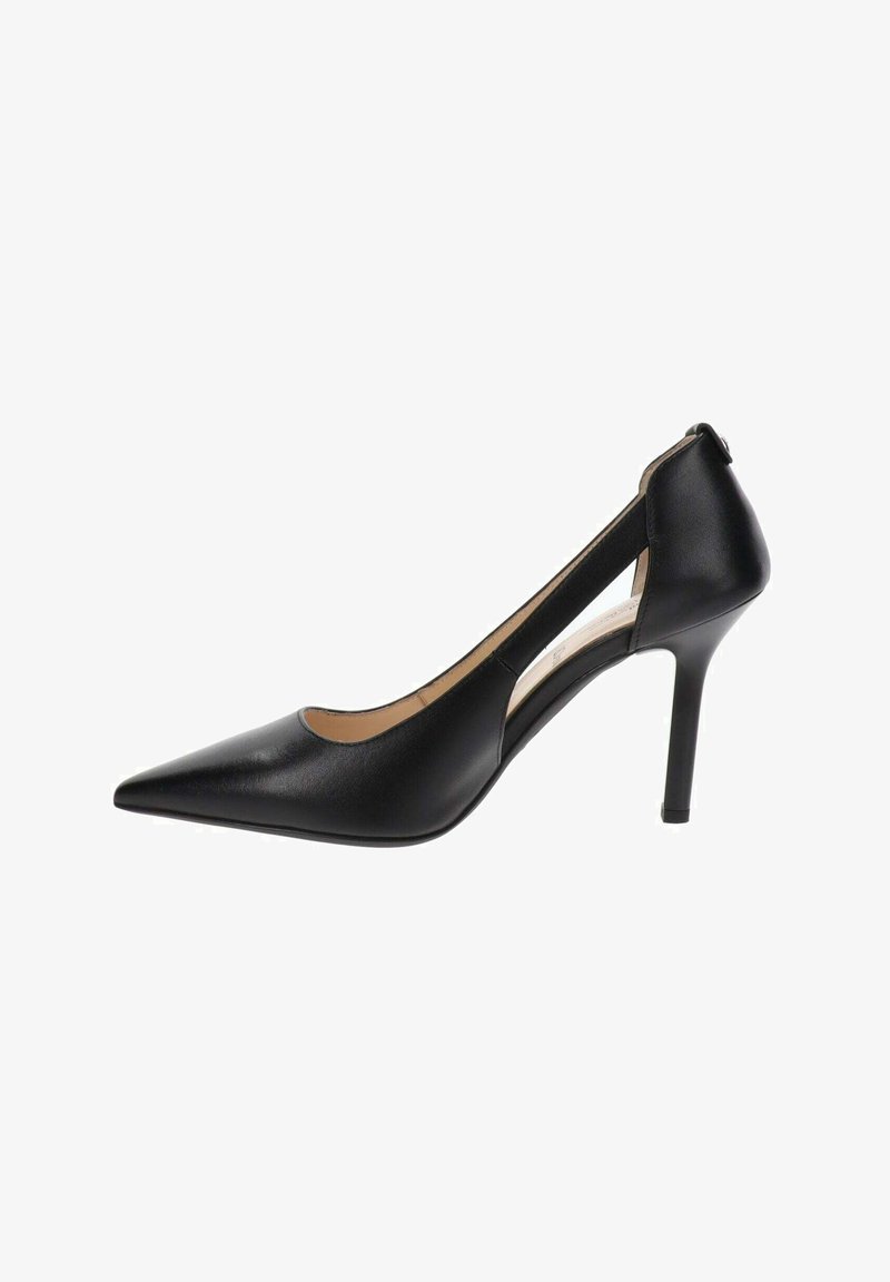 Chaussure à talon haut en cuir noir à bout pointu avec un talon aiguille fin et une section découpée sur le côté intérieur, vue de l'extérieur.