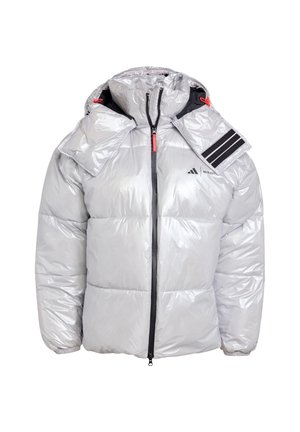 Stříbrná péřová bunda s vysokým límcem a kapucí. Obsahuje černý zip, elastické manžety a tři černé pruhy na rameni.