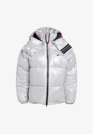 Stříbrná péřová bunda s vysokým límcem a kapucí. Obsahuje černý zip, elastické manžety a tři černé pruhy na rameni.