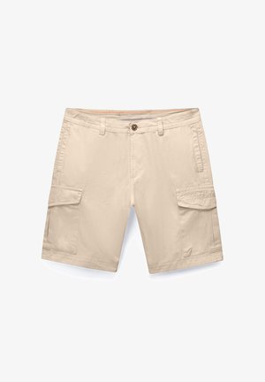 Beige Cargo-Shorts mit vorderem Knopf, Reißverschluss, Gürtelschlaufen, Seitentaschen und Klappentaschen an jedem Oberschenkel, flach auf einem weißen Hintergrund liegend.