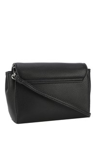 Borsa a tracolla nera in pelle con finitura testurizzata, patta pieghevole e tracolla regolabile. Presenta un compartimento con zip sul retro.