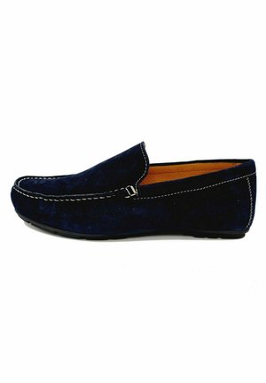 Mocasines de ante azul marino con costuras blancas contrastantes, puntera redondeada y forro de piel suave. Suela de goma plana para mayor comodidad.