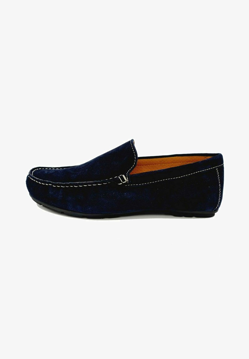 Mocassini in camoscio blu navy con cuciture bianche a contrasto, punta tondeggiante e fodera in pelle liscia. Suola in gomma piatta per il massimo comfort.