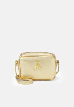 Lille rektangulær guld crossbody taske med justerbar rem og metallisk insektformet pynt foran.