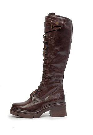 Botte en cuir marron foncé montant jusqu'au genou avec lacets à l'avant, fermeture éclair latérale, sangle et boucle en haut, et talon bloc épais.
