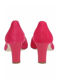 Růžové sametové úzké lodičky s lesklým růžovým podpatkem. Mají špičatou špičku a hladký design, vhodné pro formální příležitosti.