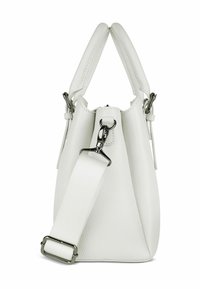 Borsa a tracolla bianca in pelle con finitura testurizzata, tracolla removibile e dettagli in metallo argentato. Design compatto con manici doppi.