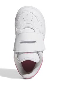 Chaussure de sport blanche avec une bride velcro, bout rond, design perforé et accents roses à l'intérieur et sur la semelle. Matériau en cuir souple.