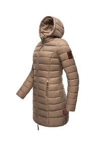 Béžový zimní kabát s podšívkou a přiléhavou kapucí. Horizontální prošívaný design, zipové zapínání a boční kapsy. Obsahuje texturovanou hnědou nášivku na rukávu.