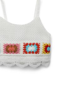 Top corto in crocheted bianco con un motivo decorativo a quadrato granny multicolore lungo l'orlo e un bordo in pizzo nella parte inferiore.