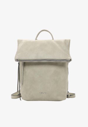 Jasnoszary zamszowy plecak z górnym uchwytem, przednią kieszenią na zamek oraz dwoma regulowanymi paskami na ramiona, oznaczony małym metalowym logo.