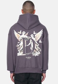 Grauer Kapuzenpullover mit einer großen Grafik von Engelgestalten und einem "D" auf dem Rücken. Mit Kordelzugkapuze und lockerer Passform.