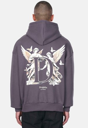 Grijze hoodie met een grote afbeelding van engelachtige figuren en een "D" op de achterkant. Voorzien van een verstelbare capuchon en een ontspannen pasvorm.