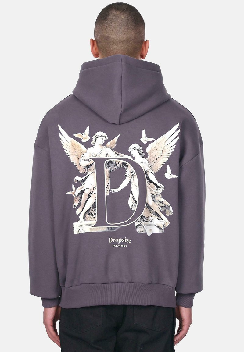 Grauer Kapuzenpullover mit einer großen Grafik von Engelgestalten und einem "D" auf dem Rücken. Mit Kordelzugkapuze und lockerer Passform.