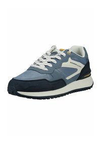 Baskets de sport pour homme en nuances de bleu et blanc avec des lacets blancs, une semelle épaisse, et le logo "DOCKERS by Gerli" sur le côté.