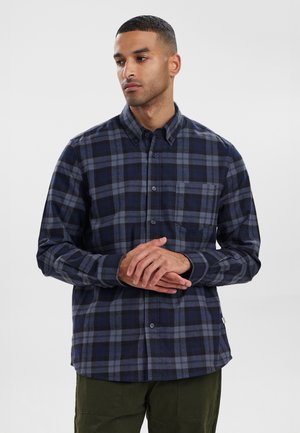 Navyblaue und graue kariert Flanellhemd mit einem Kragen zum Knöpfen, ausgestattet mit einer Brusttasche und langen Ärmeln, aus weichem Stoff gefertigt.