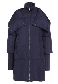 Mörkblå vadderad vinterjacka med h ög ribbad krage, knappad axelklaff, långa stickade ärmslut och dragkedjestängning fram.