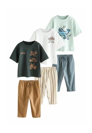 Öt gyermekruha szett, amely két türkiz pólót, egy fehér pólót és három különböző színű és mintájú alsót tartalmaz.