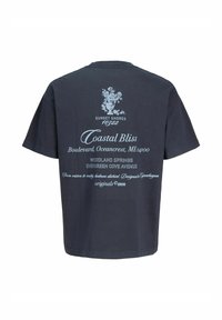 Σκούρο μπλε T-shirt με γραφικό λουλουδιών σε ανοιχτό μπλε και κείμενο που αναγράφει «Coastal Bliss, Boulevard, Oceancrest, ME 04100» και άλλες λεπτομέρειες τοποθεσίας.