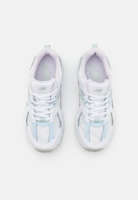 New Balance 530 - Baskets basses - white/light blue